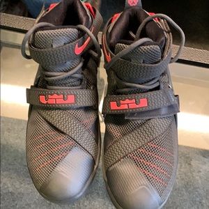 Nike Lebron James soldier 9 boys 5.5 like new